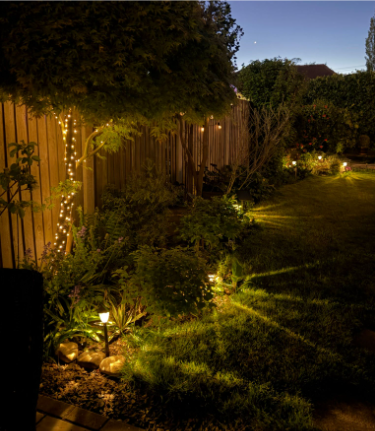 Sfeervolle tuin met kerstverlichting