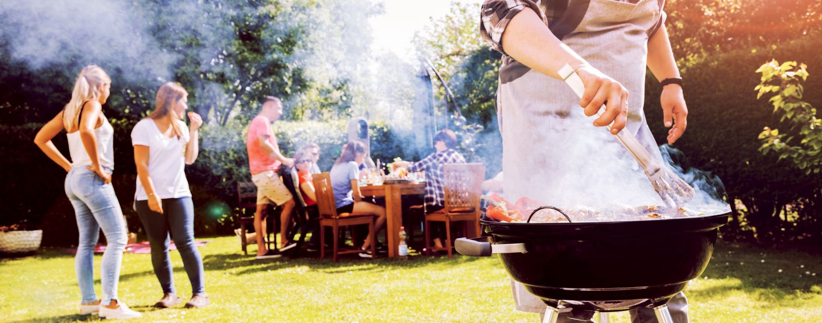 Gezellige tuinbarbecue met vrienden