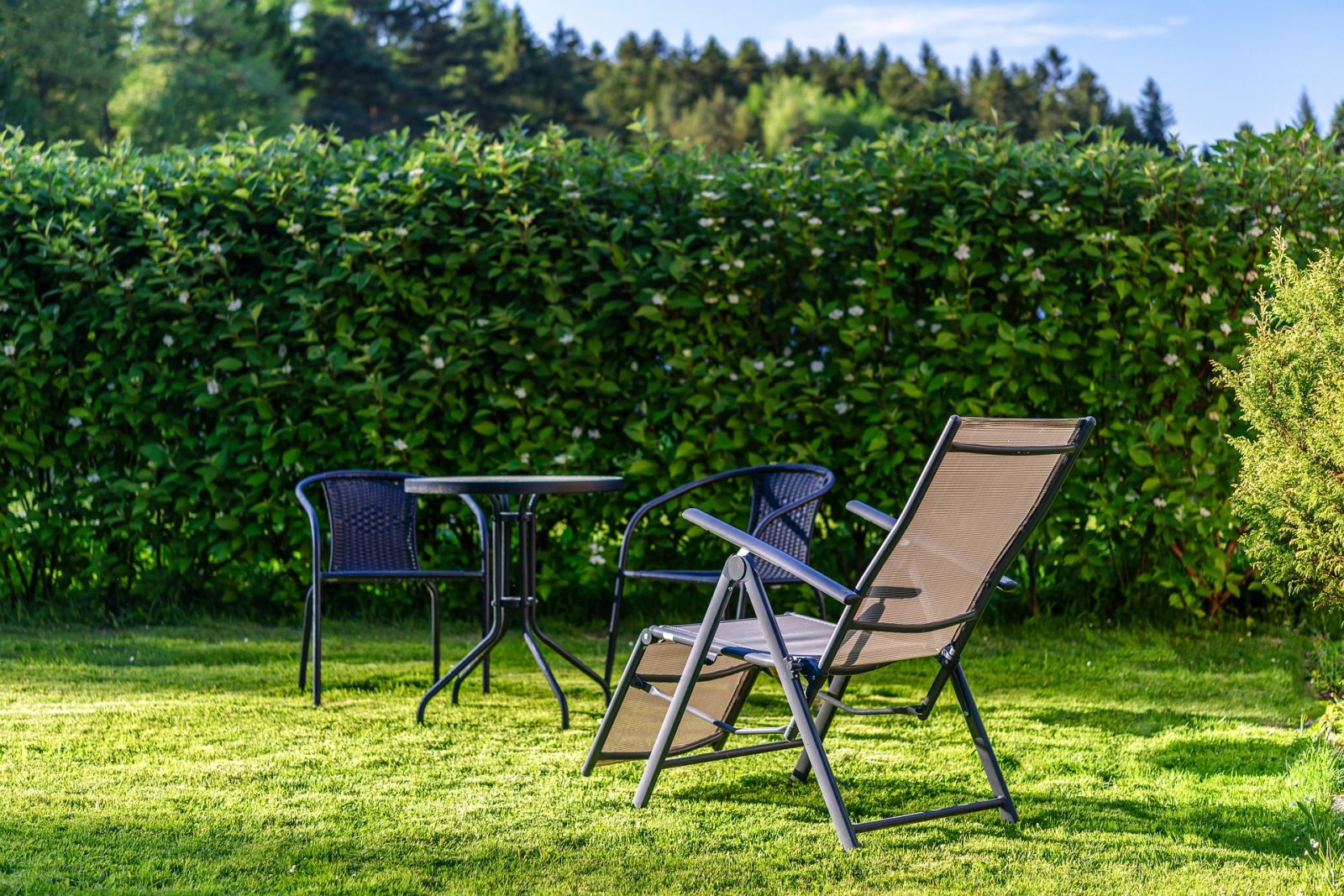 Een tuinstel in een tuin